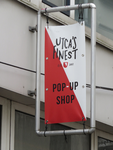 848191 Afbeelding van een banner in de 'Utrechtse kleuren', aan de gevel van kledingwinkel 'UTCA'S FINEST POP-UP STORE' ...